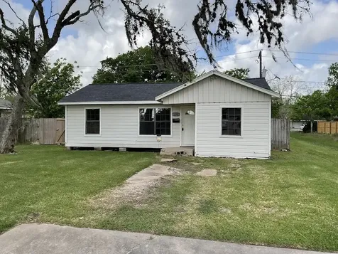 135 Huisache Street Lake Jackson TX 77566
