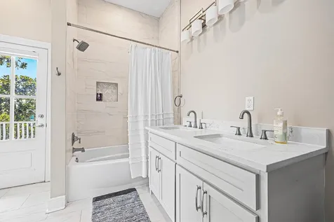 2415 Avenue O 1/2 Galveston TX 77550