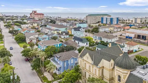 2415 Avenue O 1/2 Galveston TX 77550