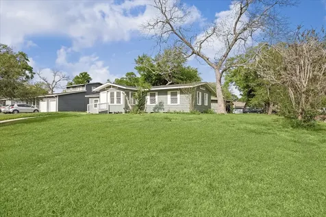 613 Winding Way Street Lake Jackson TX 77566