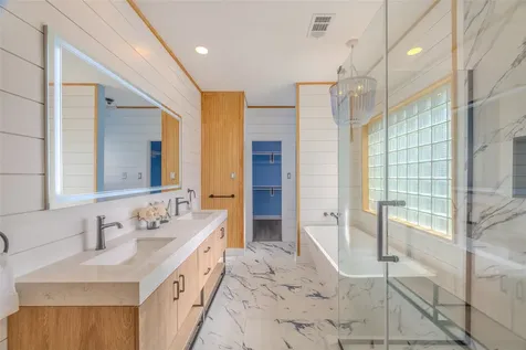 1322 Outrigger Tiki Island TX 77554