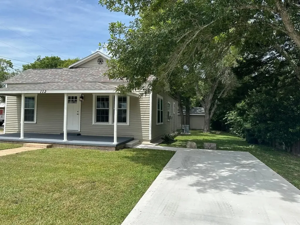 113 N Middle Street Flatonia TX 78941