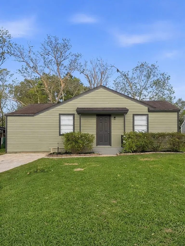 1308 N Rockisland Street Angleton TX 77515