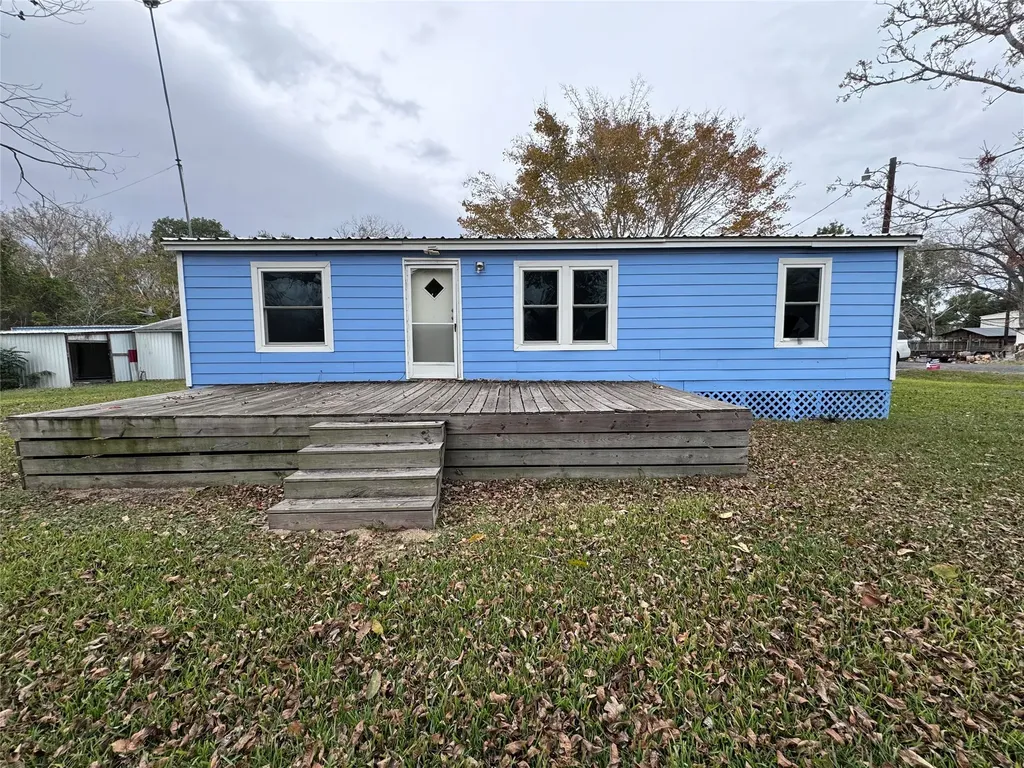 902 1st Street Louise TX 77455