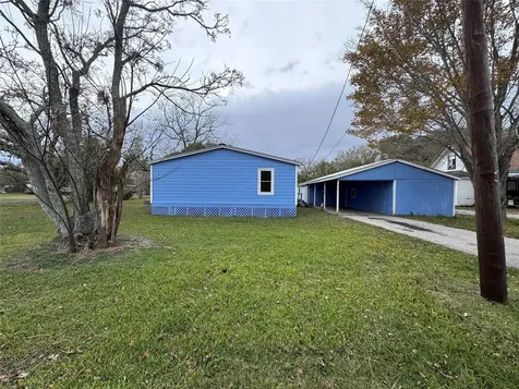 902 1st Street Louise TX 77455