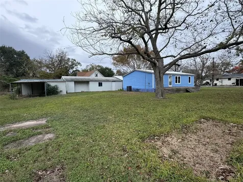 902 1st Street Louise TX 77455