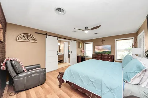 142 Wall Street Cleveland TX 77327