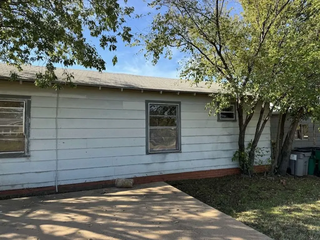 619 N Dunbar Street Electra TX 76360