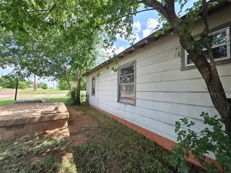 619 N Dunbar Street Electra TX 76360