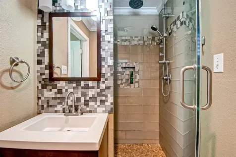 4804 Saxon Street Bellaire TX 77401