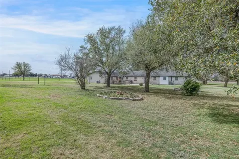 2042 Us Highway 77 Lott TX 76656
