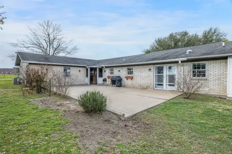 2042 Us Highway 77 Lott TX 76656