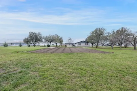 2042 Us Highway 77 Lott TX 76656
