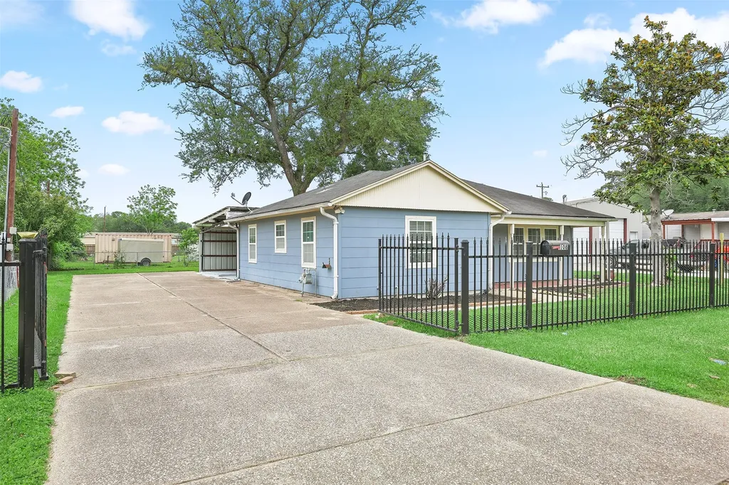 108 N 7th Street Highlands TX 77562