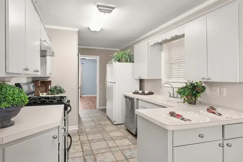108 N 7th Street Highlands TX 77562
