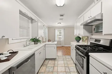 108 N 7th Street Highlands TX 77562