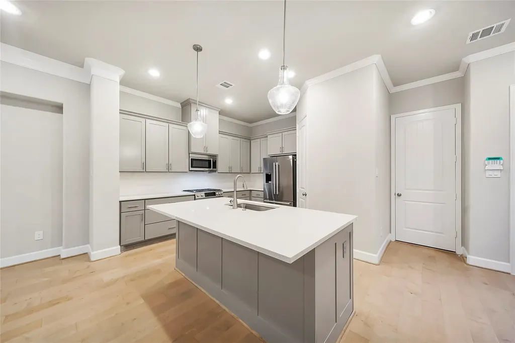 625 W 25th Street B Houston TX 77008