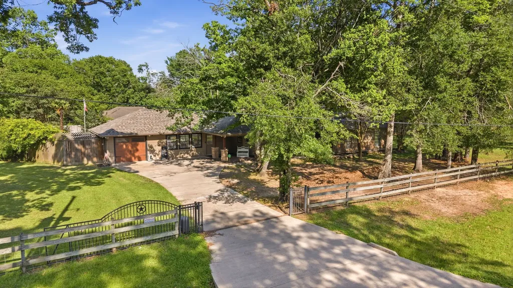 10985 Woods Lane Cleveland TX 77328