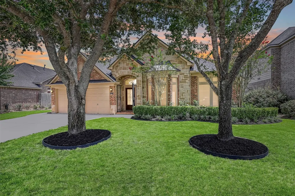 2427 Pioneer Oaks Drive Fresno TX 77545