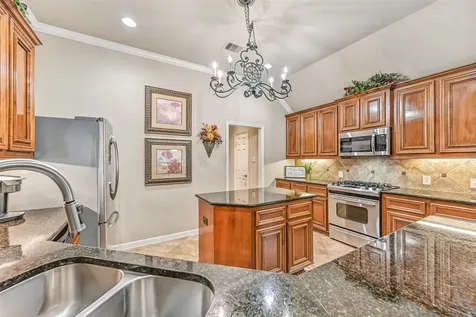 2427 Pioneer Oaks Drive Fresno TX 77545