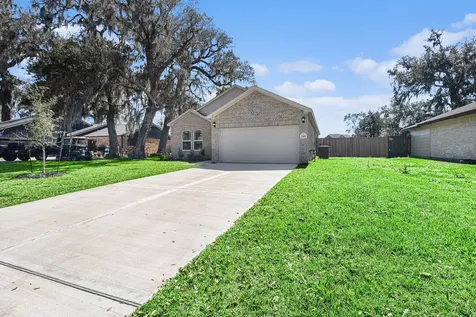 249 Edgewater Drive West Columbia TX 77486