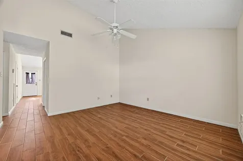 10913 Bexley Drive 913 Houston TX 77099
