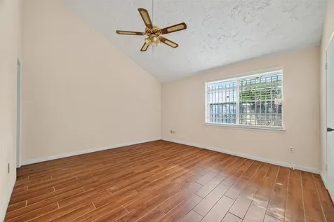 10913 Bexley Drive 913 Houston TX 77099