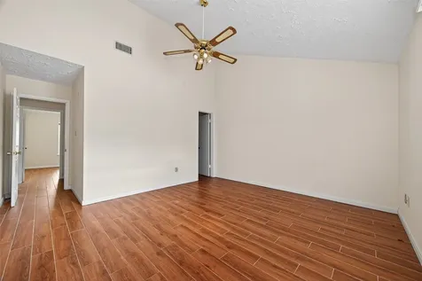 10913 Bexley Drive 913 Houston TX 77099