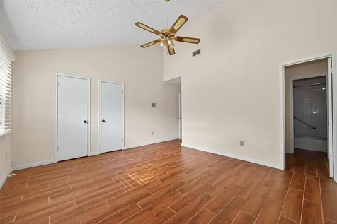 10913 Bexley Drive 913 Houston TX 77099