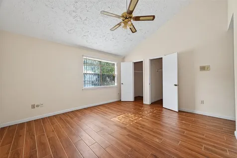 10913 Bexley Drive 913 Houston TX 77099