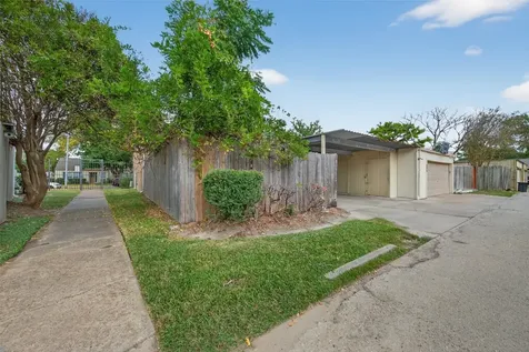 10913 Bexley Drive 913 Houston TX 77099