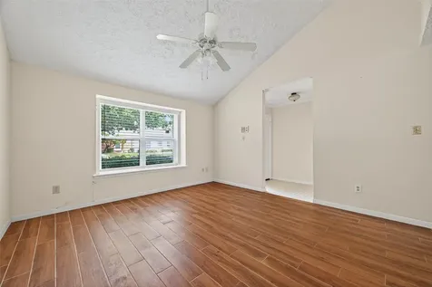 10913 Bexley Drive 913 Houston TX 77099