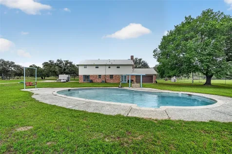6072 County Road 122 Hallettsville TX 77964