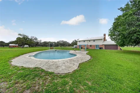 6072 County Road 122 Hallettsville TX 77964