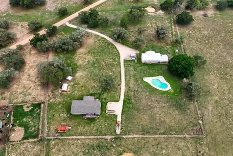 6072 County Road 122 Hallettsville TX 77964