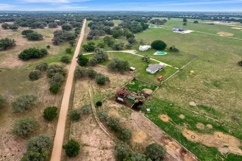 6072 County Road 122 Hallettsville TX 77964