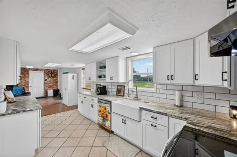 6072 County Road 122 Hallettsville TX 77964