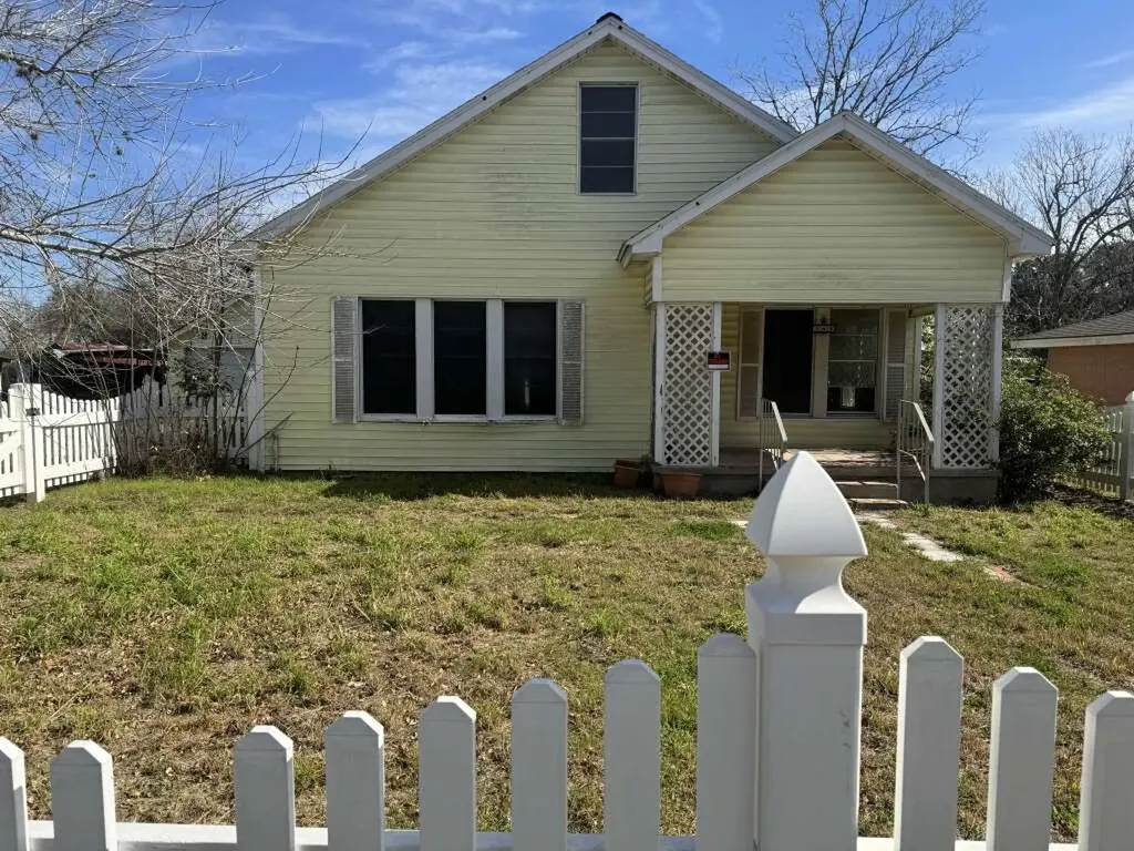 565 N Jefferson Street Goliad TX 77963