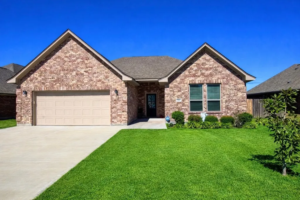 216 Shannon Street Angleton TX 77515