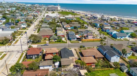 2507 37th Street B Galveston TX 77550