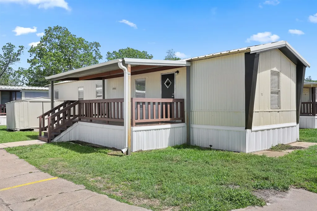 2222 N Austin Avenue 32 Pearland TX 77581