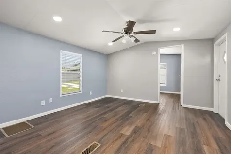 2222 N Austin Avenue 32 Pearland TX 77581
