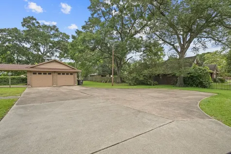 1655 E South Street Alvin TX 77511