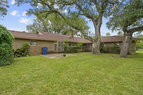 1655 E South Street Alvin TX 77511