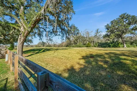 322 Wellshire Drive West Columbia TX 77486