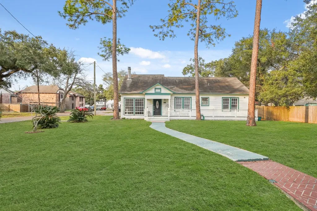 316 W Lang Street Alvin TX 77511