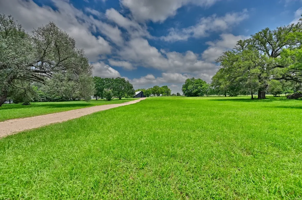 810 Highway 237 Burton TX 77835