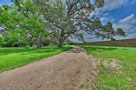 810 Highway 237 Burton TX 77835