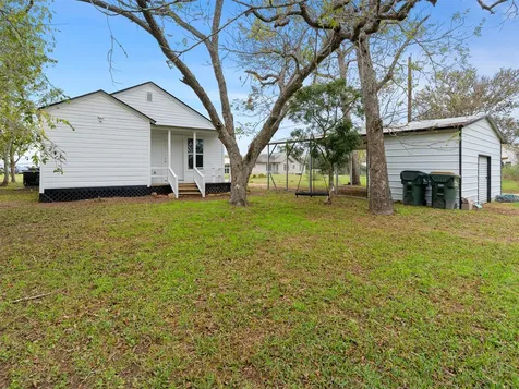 107 Mulberry Street Hallettsville TX 77964