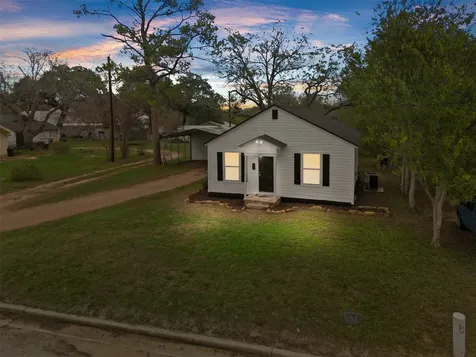 107 Mulberry Street Hallettsville TX 77964